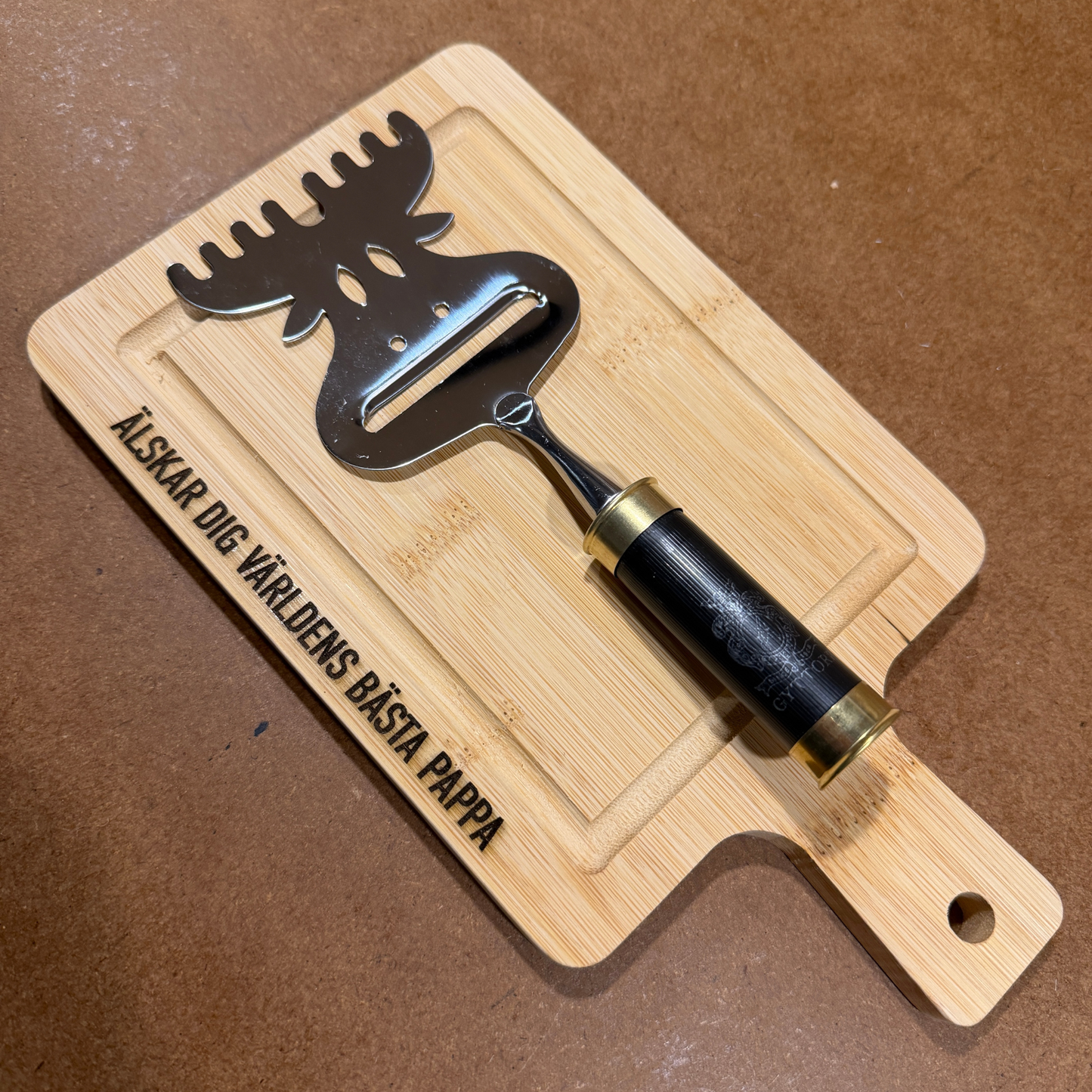 Liten skärbräda i trä med personlig textgravyr