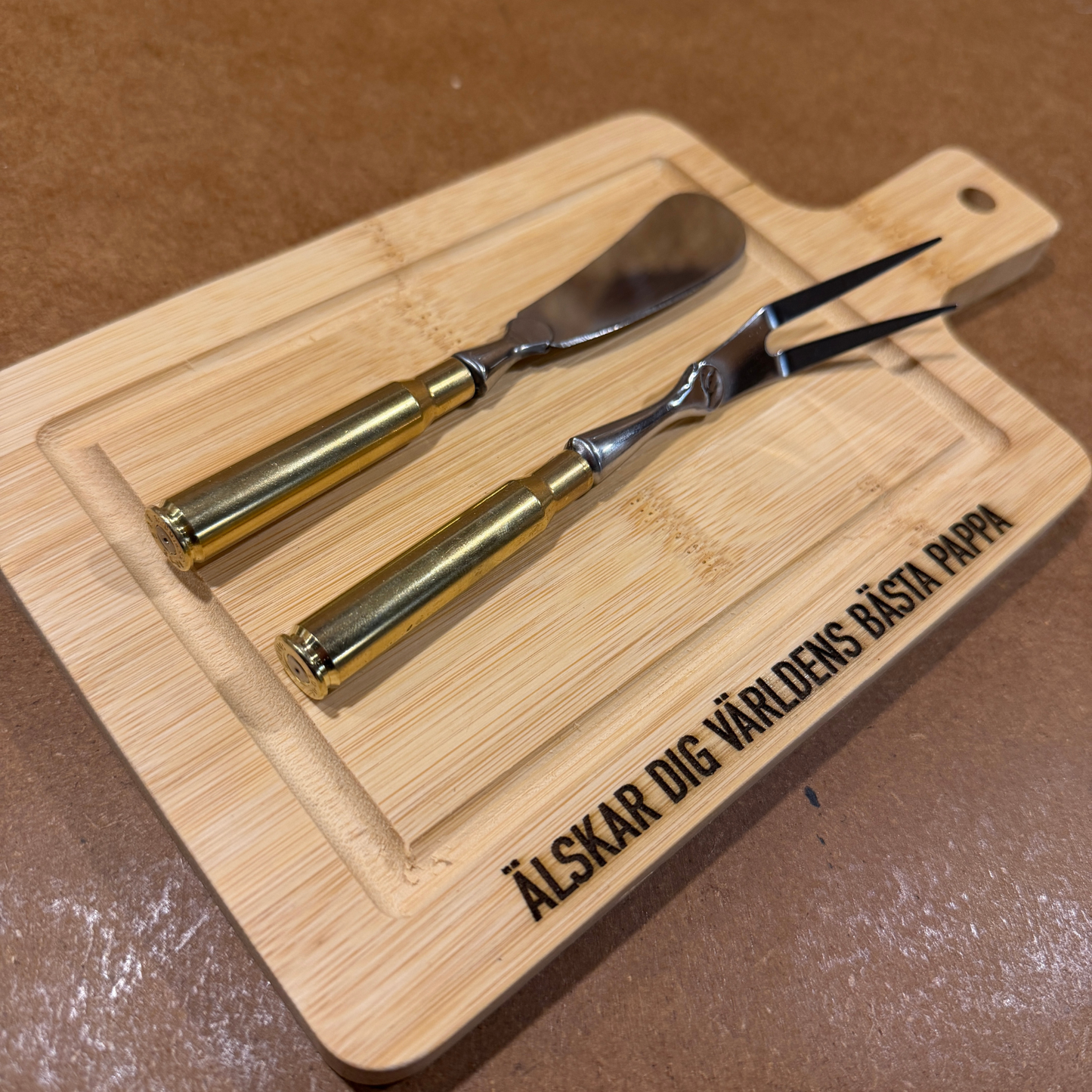 Liten skärbräda i trä med personlig textgravyr