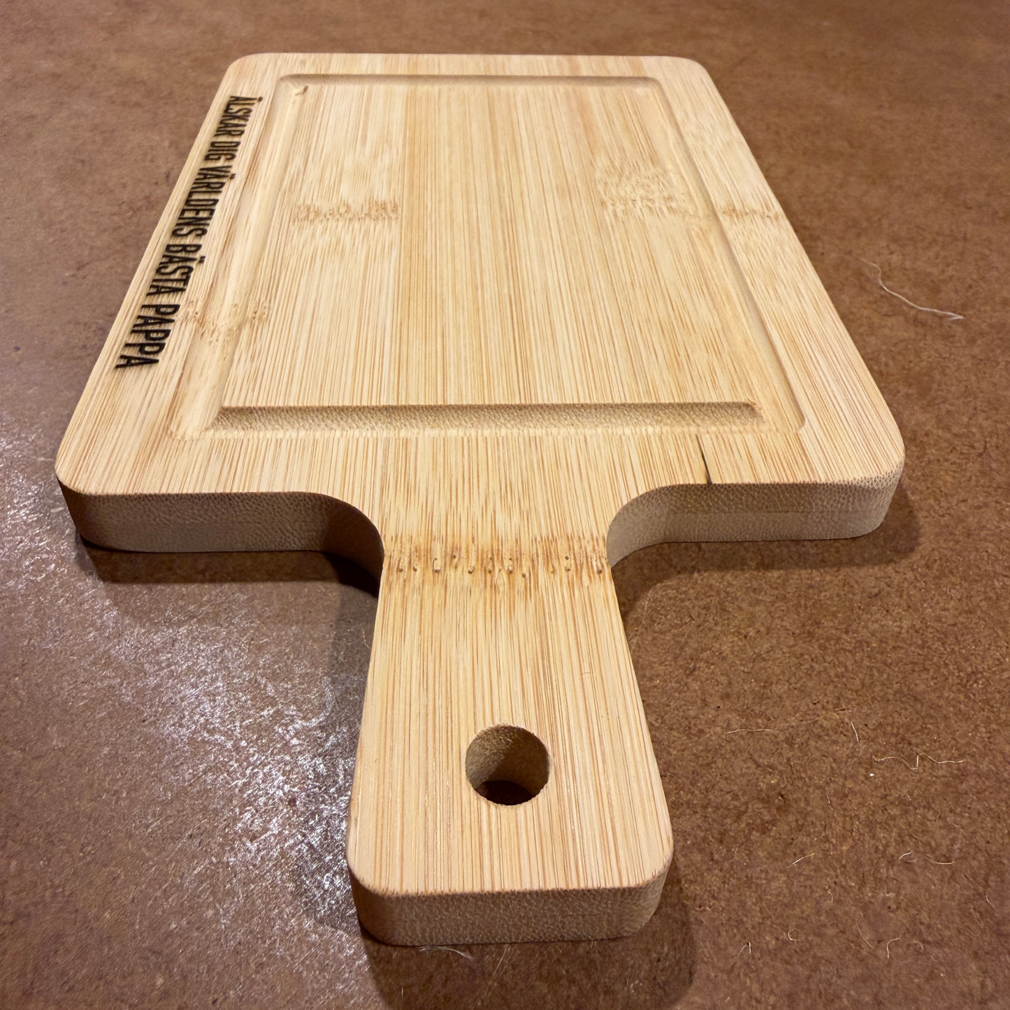 Liten skärbräda i trä med personlig textgravyr