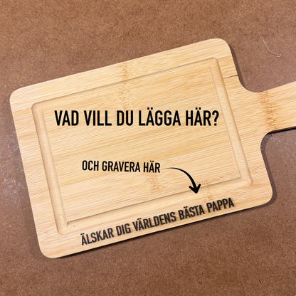 Liten skärbräda i trä med personlig textgravyr