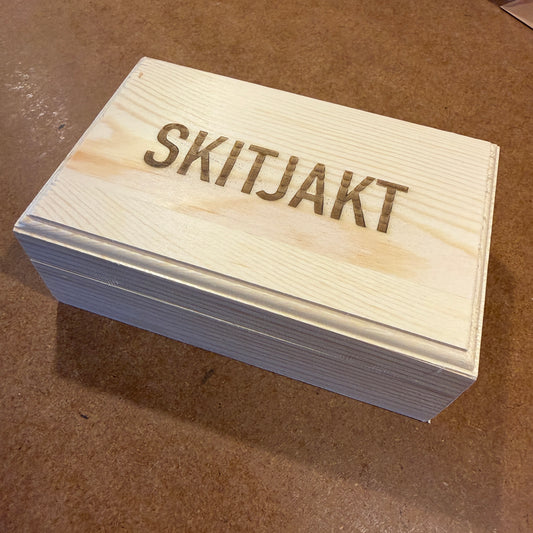 Presentask av furu med magnetlås