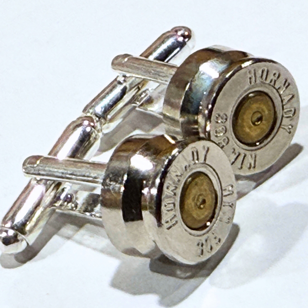 Manschettknappar i silver av återbrukade Hornady .308 Win-hylsor – paret snett framifrån med stämpeln synlig
