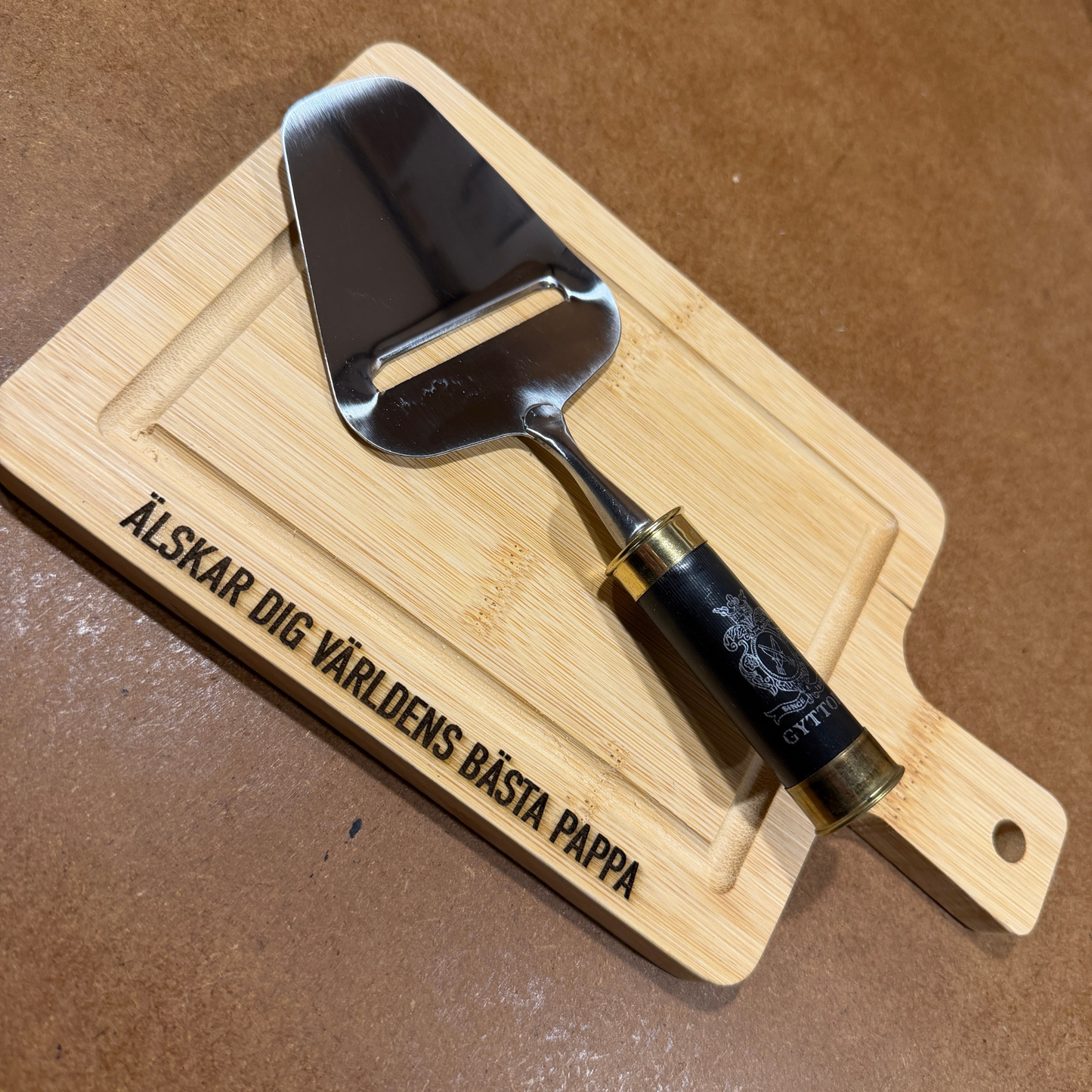 Liten skärbräda i trä med personlig textgravyr