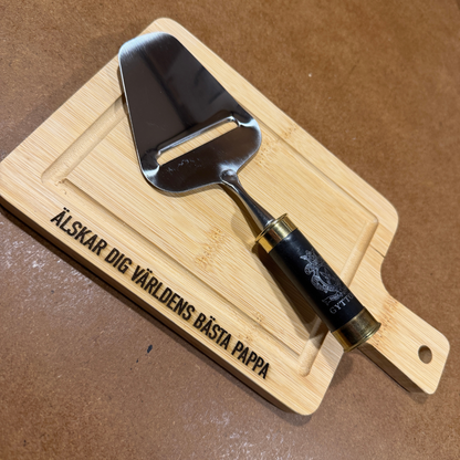 Liten skärbräda i trä med personlig textgravyr