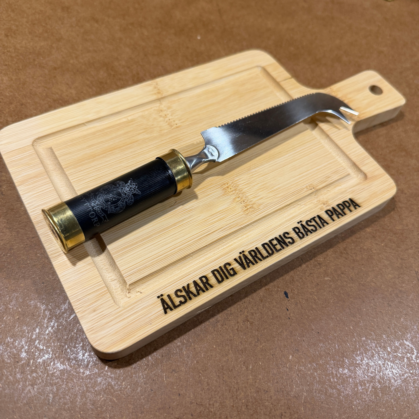 Liten skärbräda i trä med personlig textgravyr