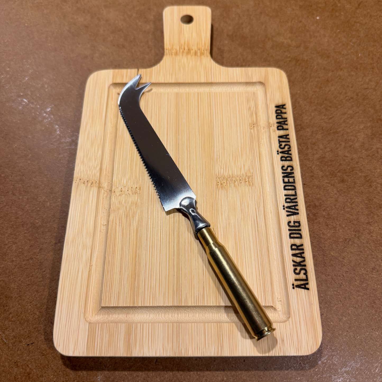 Liten skärbräda i trä med personlig textgravyr