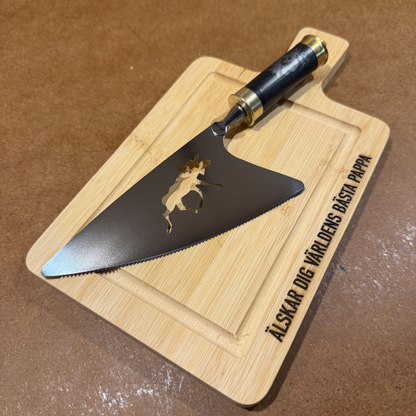 Liten skärbräda i trä med personlig textgravyr