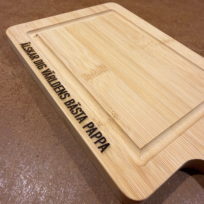 Liten skärbräda i trä med personlig textgravyr