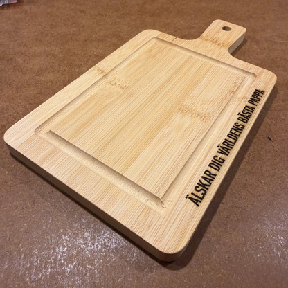 Liten skärbräda i trä med personlig textgravyr